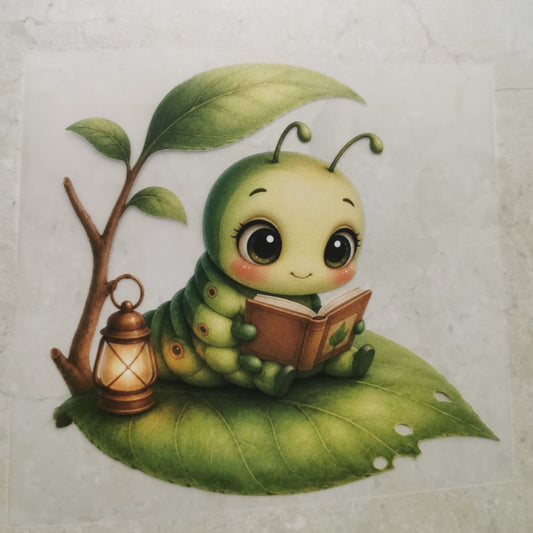 Bügelbild süße Raupe lesend